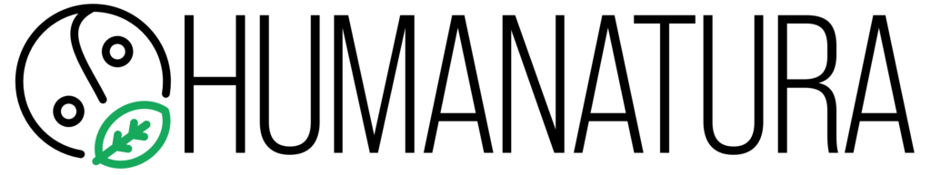 Logo HUMANATURA ze stylizowanym okręgiem i ikoną zielonego liścia po lewej stronie. Przezroczysty długi okrąg zawiera abstrakcyjne linie i kropki, podczas gdy "humanatura" w czarnym kolorze sugeruje harmonijne połączenie między ludźmi a naturą.