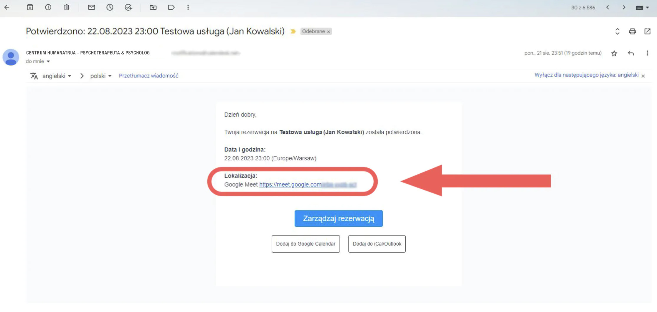 Zrzut ekranu wiadomości e-mail potwierdzającej rezerwację Google Meet, podkreślający link do lokalizacji spotkania dużą czerwoną strzałką. Widoczne są opcje zarządzania lub dodawania wydarzenia do kalendarzy, odpowiednie do wirtualnych spotkań w okresach żałoby.